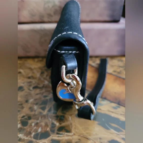 Dooney and Bourke Black pouch - Picture 4 of 5